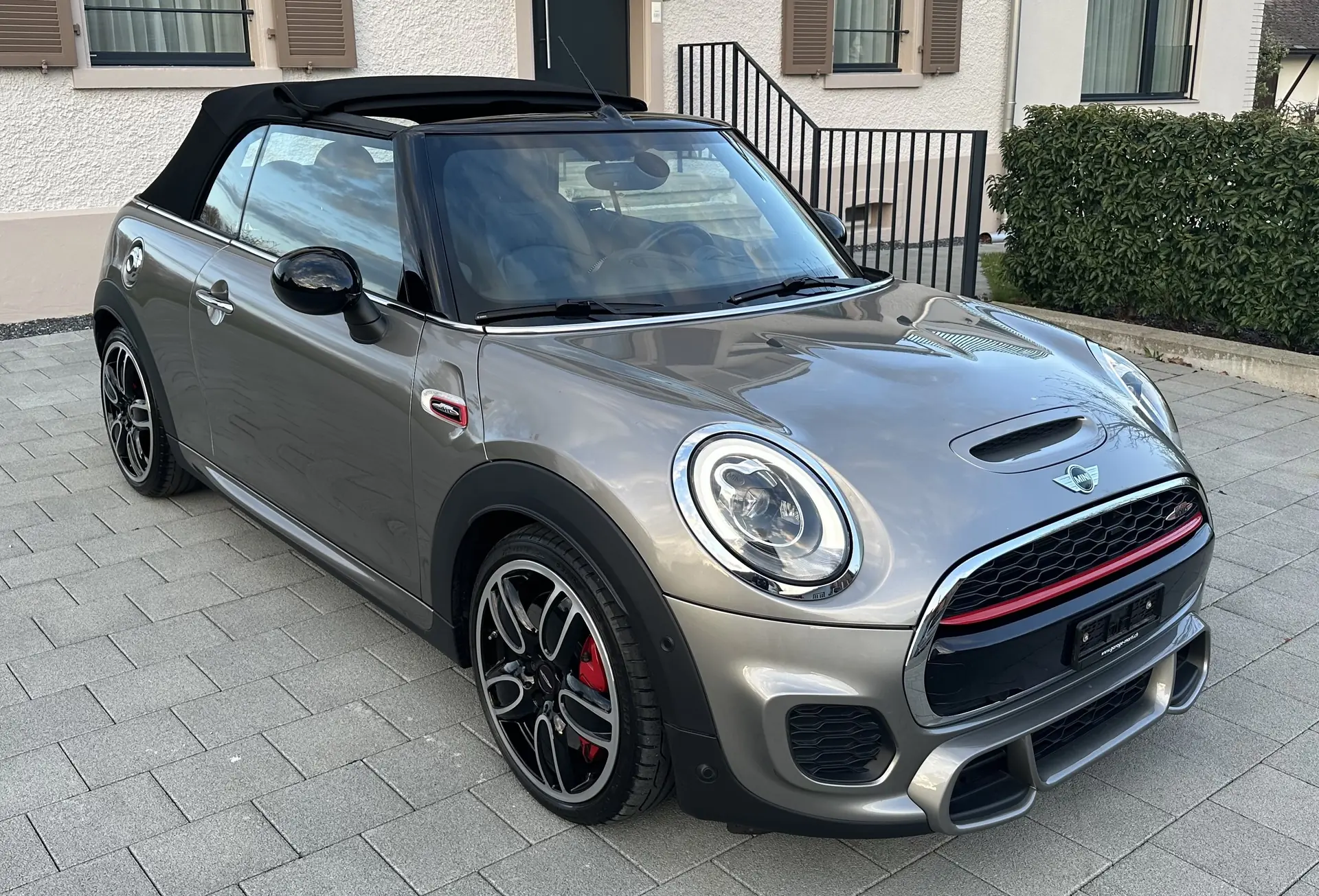MINI Cabrio Cooper JCW — Cabriolet sportif 231 ch, très peu roulé — Außenansicht