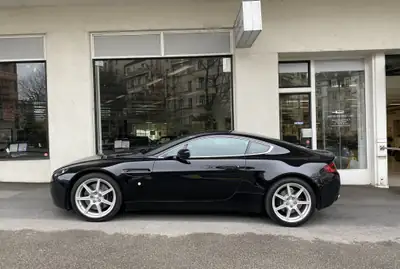 Aston Martin V8 Vantage 4.3 Sportshift — Coupé British iconique, 49 000 km, un propriétaire — Heckansicht