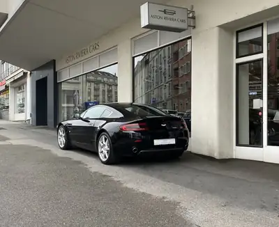 Aston Martin V8 Vantage 4.3 Sportshift — Coupé sportif britannique, 49'000 km seulement — fianco