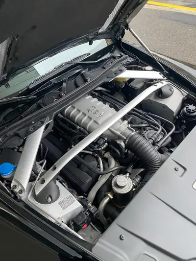 Aston Martin V8 Vantage 4.3 Sportshift — Coupé sportif britannique, 49'000 km seulement — Miniatura 10