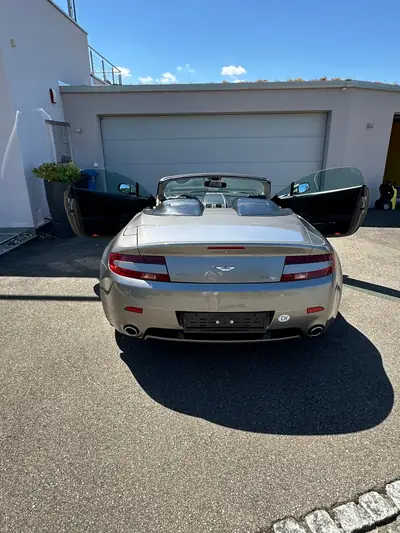 Aston Martin V8 Vantage 4.3 Sportshift — Cabriolet légendaire, 44 800 km seulement — côté