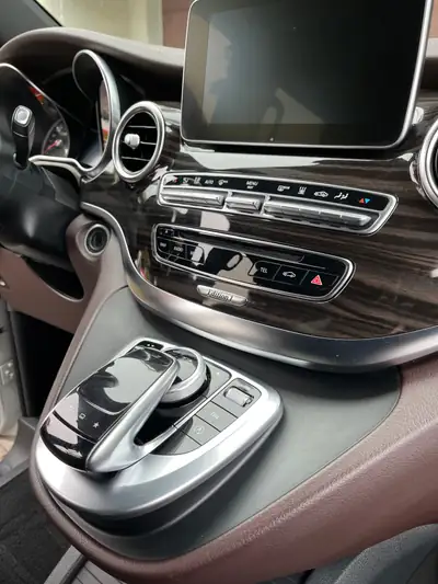 Mercedes-Benz V 250 BlueTEC — Monospace premium diesel, 7 places, entretien maîtrisé — Armaturenbrett