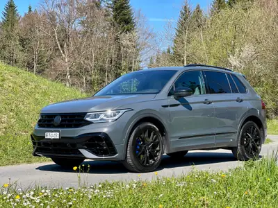 VW Tiguan R 2.0 TSI 321 ch — Performance et sportivité dans un SUV compact 4Motion — side view