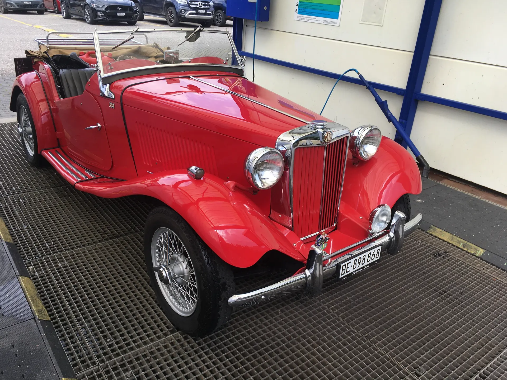 MG TD 1953 — Roadster cabriolet vintage, moteur essence 1247cc, authentique British classic — vue extérieure