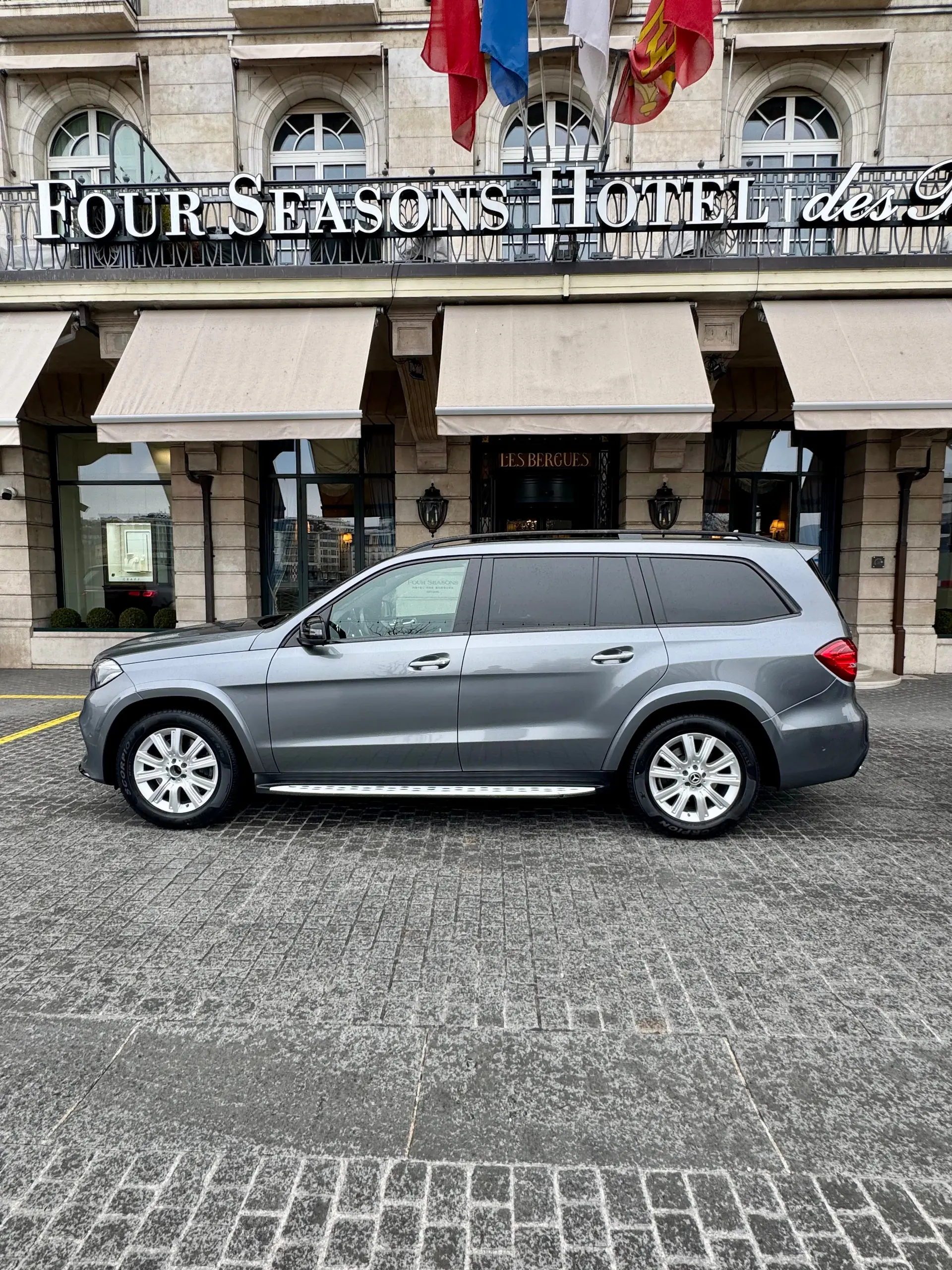 Mercedes-Benz GLS 400 4Matic — SUV 7 places premium, moteur 333 ch essence — vue extérieure