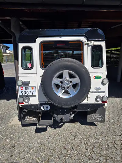 Land Rover Defender Modèle ICE Série Limitée — Légende tout-terrain, 50 exemplaires mondiaux — Heckansicht