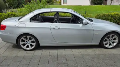 BMW 330i Cabriolet — Élégance décapotable, 272 ch et boîte manuelle — Heckansicht