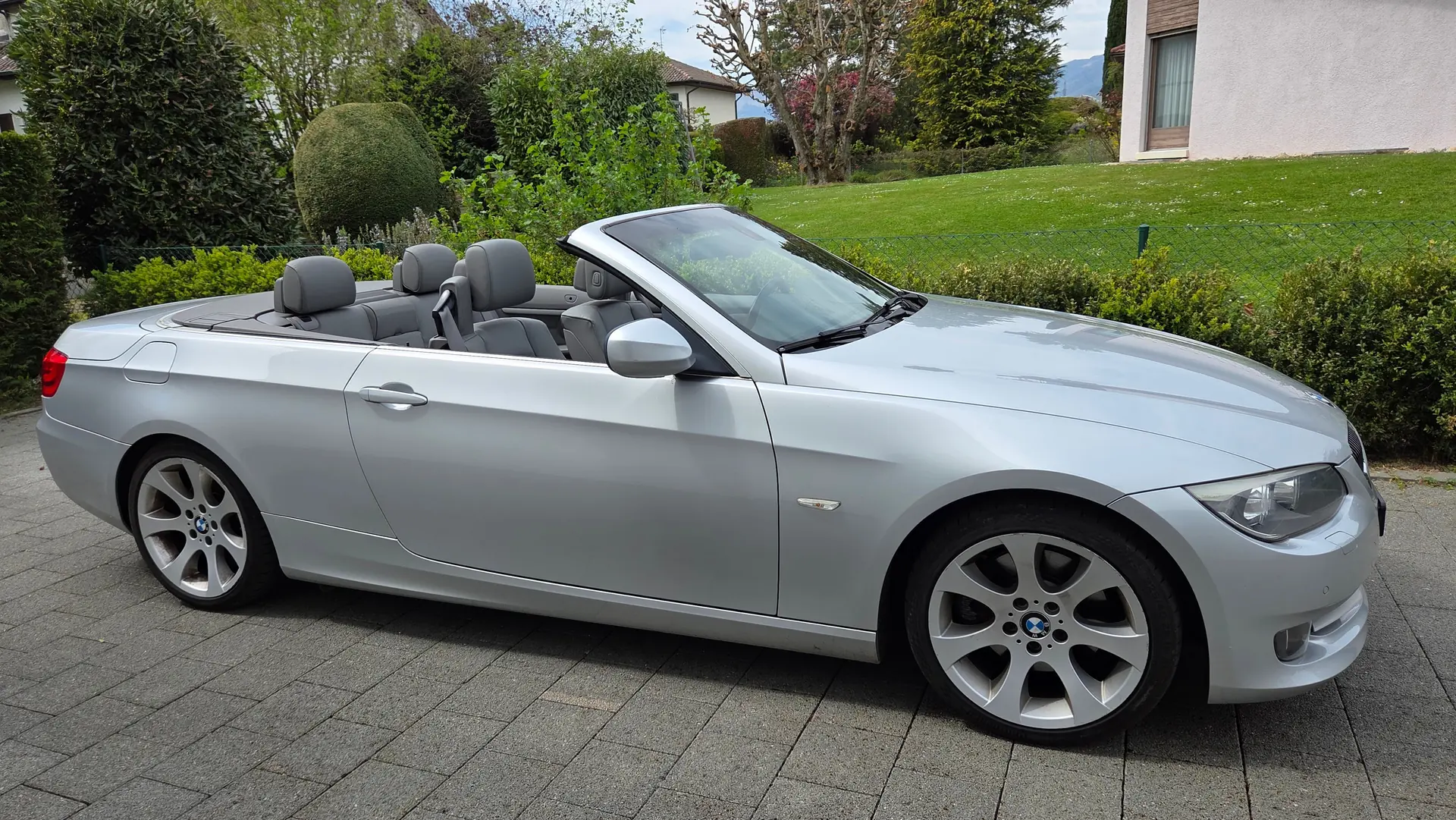 BMW 330i Cabriolet — Élégance décapotable, 272 ch et boîte manuelle — Außenansicht