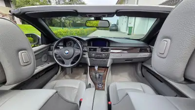 BMW 330i Cabriolet — Élégance décapotable, 272 ch et boîte manuelle — Miniatur 8