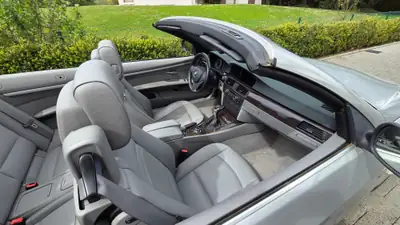 BMW 330i Cabriolet — Élégance décapotable, 272 ch et boîte manuelle — Miniatur 10