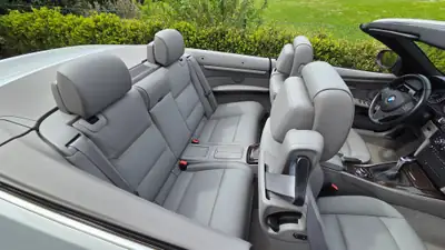 BMW 330i Cabriolet — Élégance décapotable, 272 ch et boîte manuelle — Miniatur 11