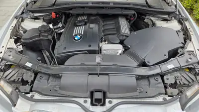 BMW 330i Cabriolet — Élégance décapotable, 272 ch et boîte manuelle — Miniatur 16