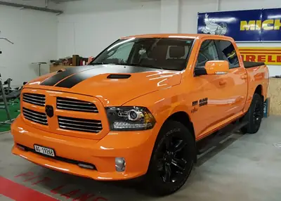 Dodge Ram Sport Crew Cab — 400 ch, édition limitée mondiale, orange sportif — Außenansicht