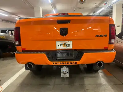 Dodge Ram Sport Crew Cab — 400 ch, édition limitée mondiale, orange sportif — Heckansicht