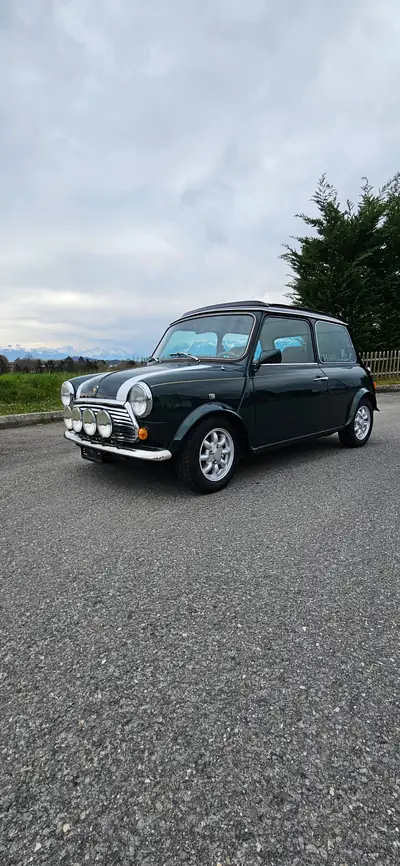 MINI Cooper 1300 — L'iconique britannique des années 90, économique et attachante — vista posteriore