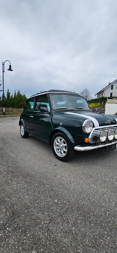 MINI Cooper 1300 — L'iconique britannique des années 90, économique et attachante — vista esterna