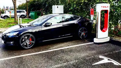 Tesla Model S P90D — Berline électrique haute performance, 90'000 km — vue extérieure