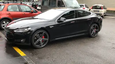 Tesla Model S P90D — Berline électrique haute performance, 90'000 km — arrière