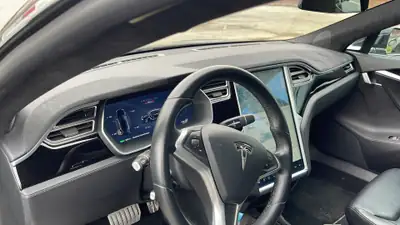 Tesla Model S P90D — Berline électrique haute performance, 90'000 km — intérieur