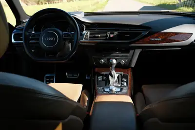Audi RS6 Avant 560 ch — Break de prestige, V8 biturbo et technologie quattro — Miniatura 12