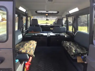 Land Rover Defender 110 SW — L'utilitaire légendaire, 9 places et moteur Td5 fiable — arrière