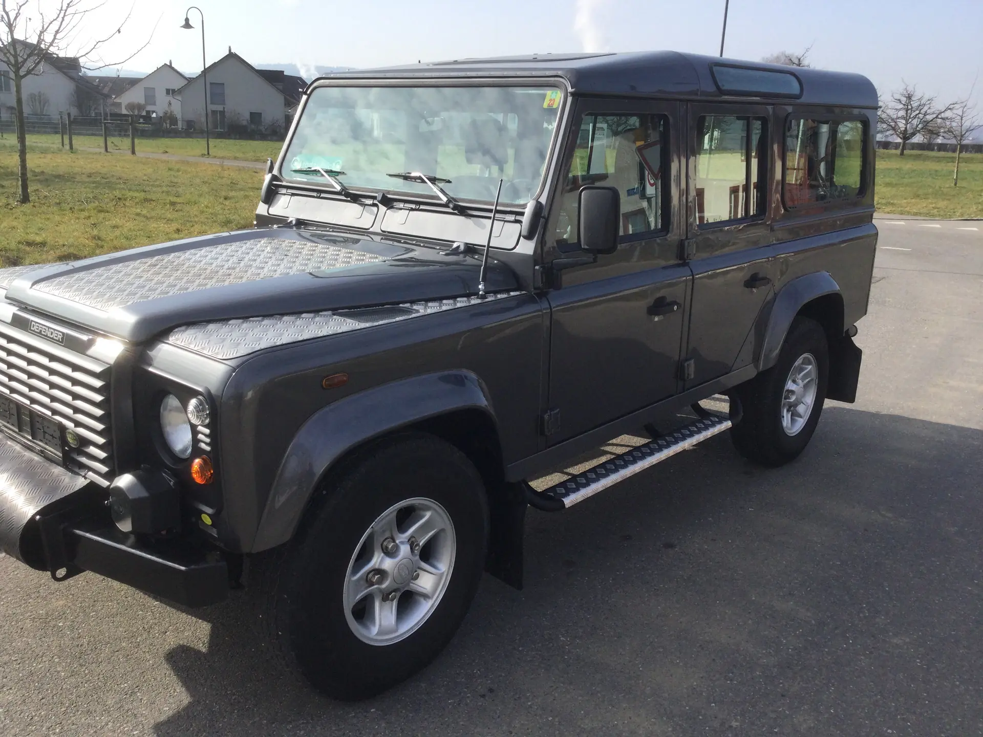 Land Rover Defender 110 SW — L'utilitaire légendaire, 9 places et moteur Td5 fiable — vue extérieure