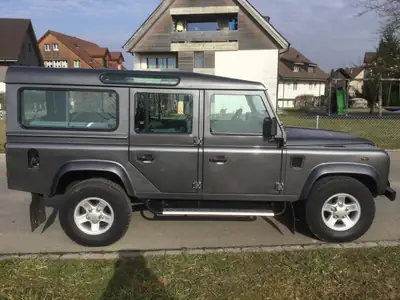 Land Rover Defender 110 SW — L'utilitaire légendaire, 9 places et moteur Td5 fiable — côté