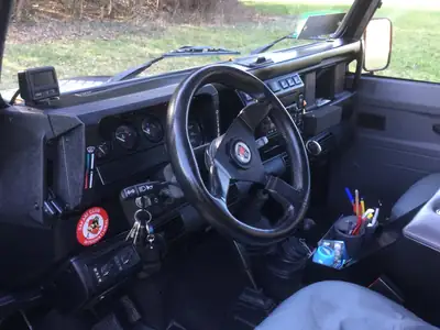 Land Rover Defender 110 SW — L'utilitaire légendaire, 9 places et moteur Td5 fiable — intérieur