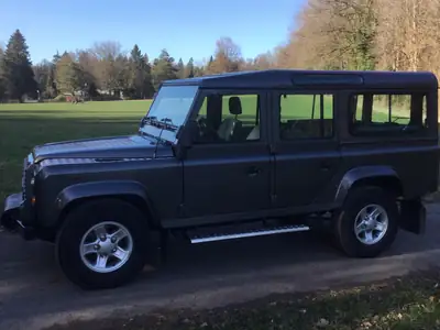 Land Rover Defender 110 SW — L'utilitaire légendaire, 9 places et moteur Td5 fiable — tableau de bord