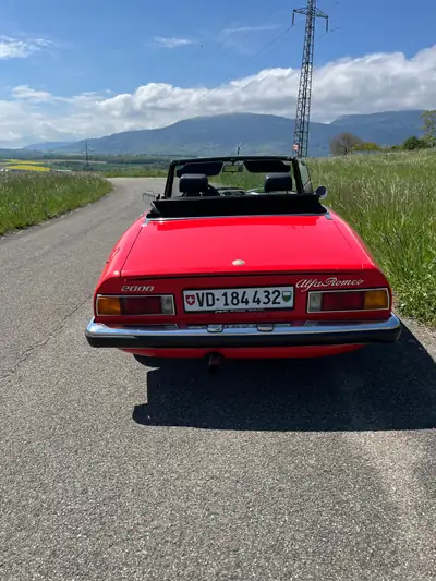 Alfa Romeo Spider Veloce 1977 — Roadster mythique, moteur 2.0 L enjoué — Seitenansicht