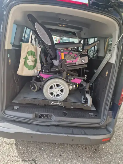 Ford Tourneo Connect Grand — Monospace pratique diesel automatique, très faible kilométrage — vista posteriore