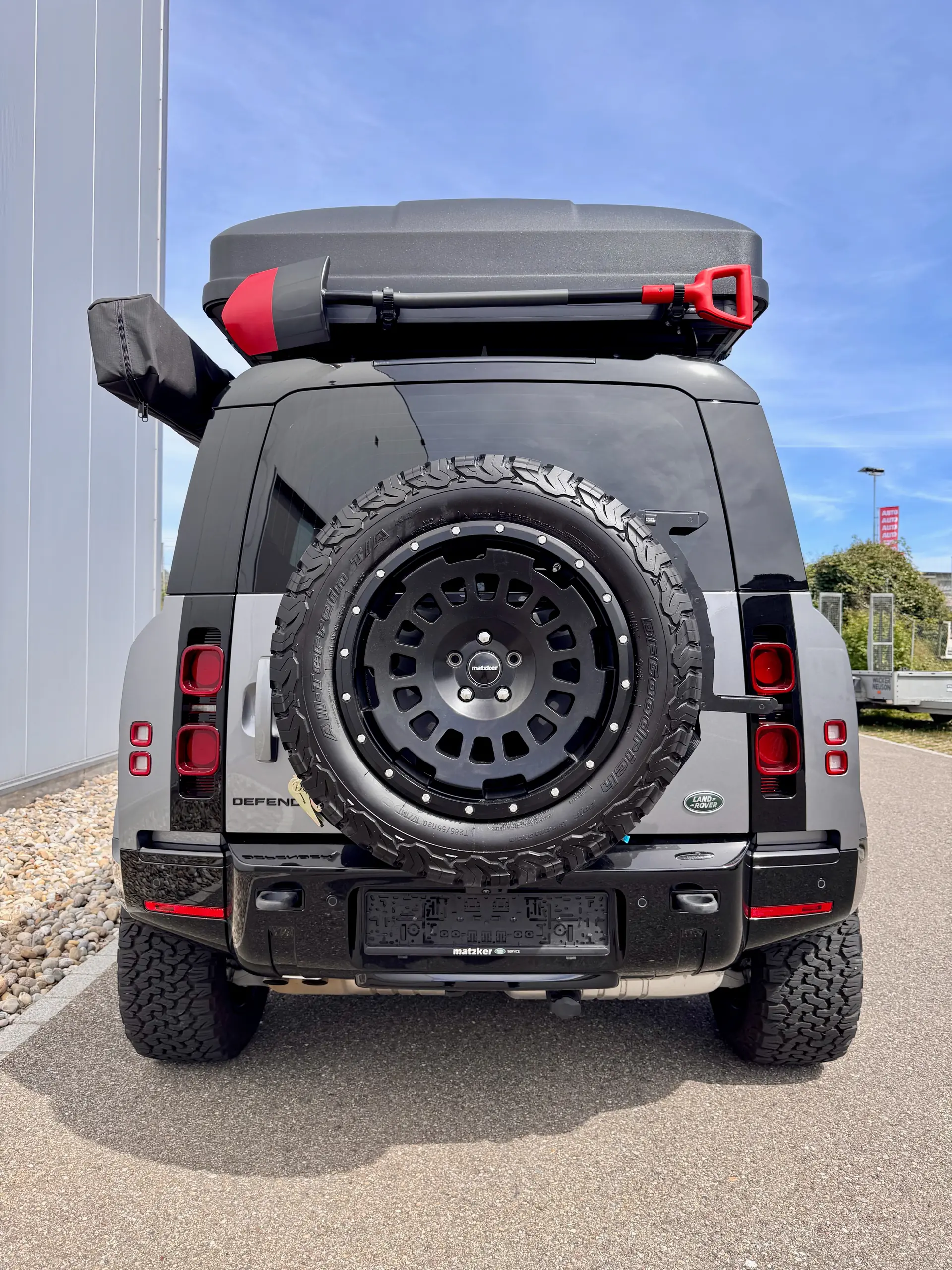 Land Rover Defender 2023 — SUV iconique diesel, 7'100 km seulement — vue extérieure