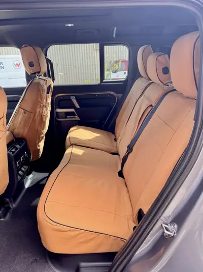 Land Rover Defender 2023 — SUV iconique diesel, 7'100 km seulement — intérieur