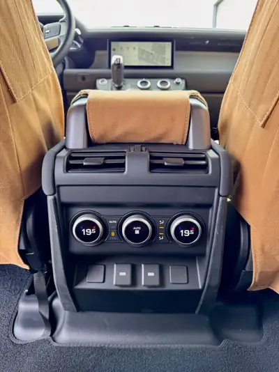 Land Rover Defender 2023 — SUV iconique diesel, 7'100 km seulement — Miniature 8