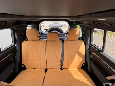 Land Rover Defender 2023 — SUV iconique diesel, 7'100 km seulement — Miniature 9