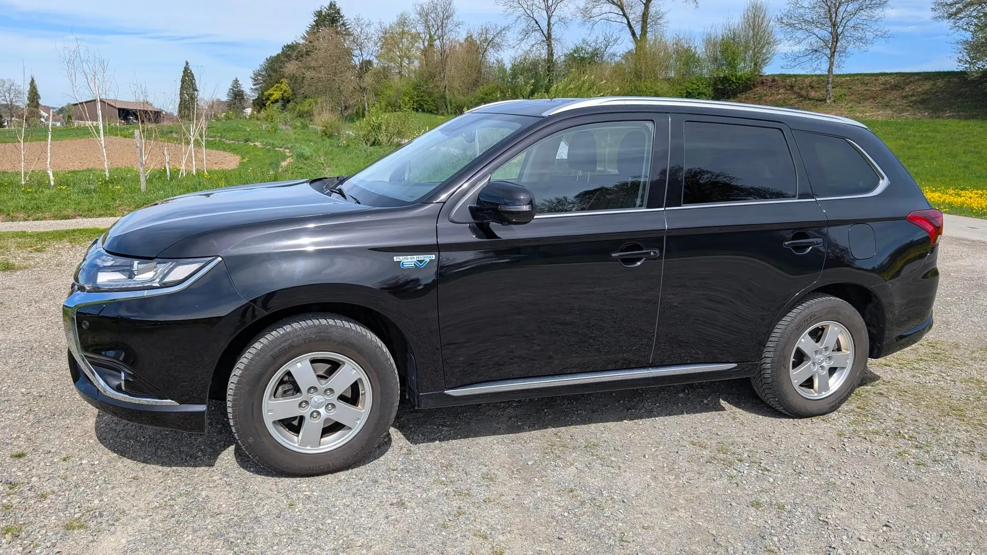 Mitsubishi Outlander 2.0 PHEV Diamond 4WD — SUV hybride rechargeable, 115'000 km, sans accident — vue extérieure