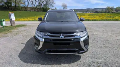 Mitsubishi Outlander 2.0 PHEV Diamond 4WD — SUV hybride rechargeable, 115'000 km, sans accident — côté