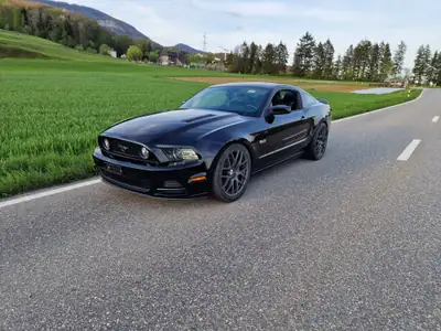 Ford Mustang GT Premium V8 420PS — Coupé muscle américain, rare et performant — Außenansicht