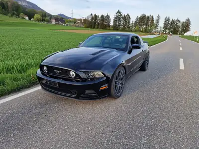 Ford Mustang GT Premium V8 420PS — Coupé muscle américain, rare et performant — Seitenansicht
