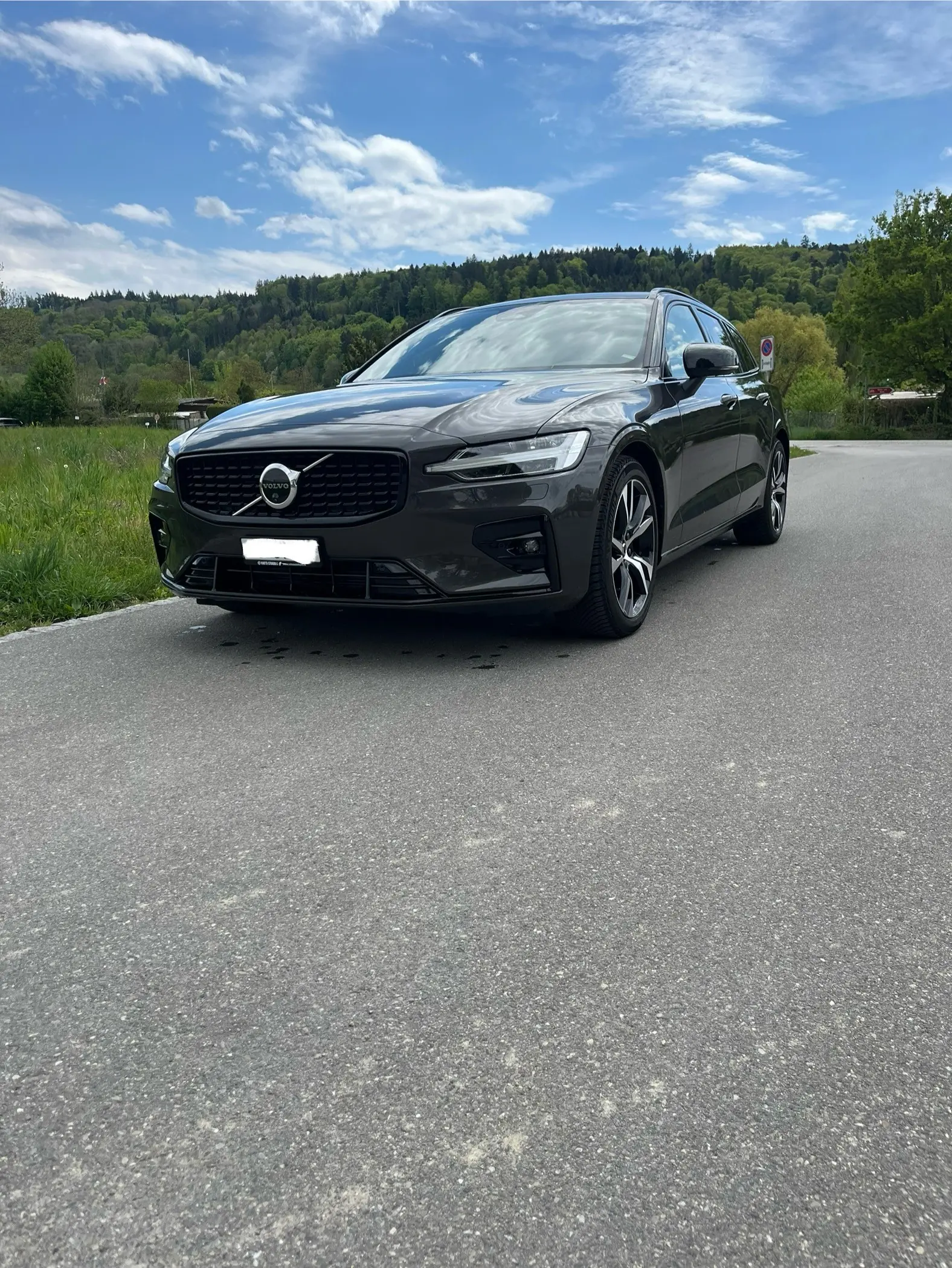 Volvo V60 B4 Diesel Mild Hybrid — Berline élégante, motorisation écologique et très peu kilométrée — vue extérieure