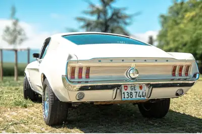 Ford Mustang Fastback 1967 — Légende américaine, moteur 4.7L authentique — vista posteriore