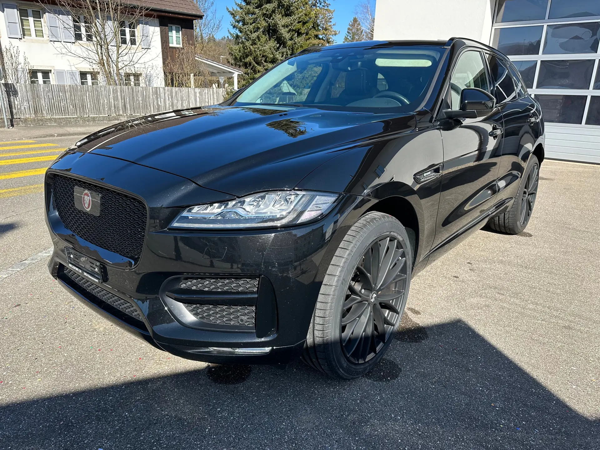 Jaguar F-Pace 25t R-Sport — SUV premium AWD, 250 ch et seulement 154'000 km — Außenansicht