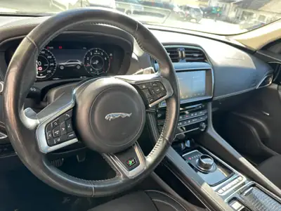 Jaguar F-Pace 25t R-Sport — SUV premium AWD, 250 ch et seulement 154'000 km — Heckansicht