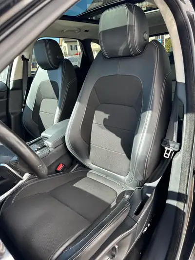 Jaguar F-Pace 25t R-Sport — SUV premium AWD, 250 ch et seulement 154'000 km — Innenraum