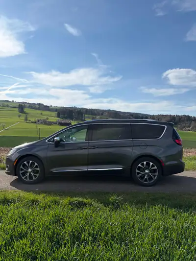 Chrysler Pacifica Limited 2017 — Monospace familial 7 places, moteur 291 ch — Miniatur 7