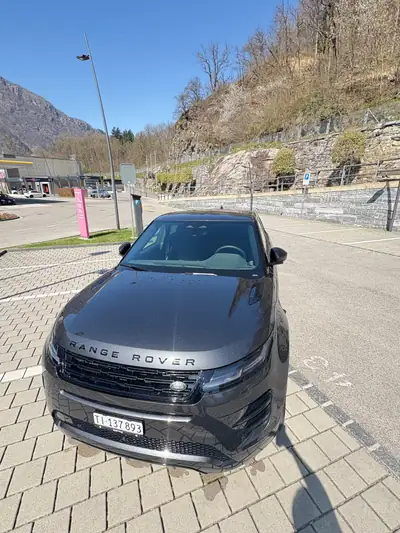 Range Rover Evoque R-Dynamic P 300e — Hybride rechargeable premium, 23000 km seulement — Heckansicht