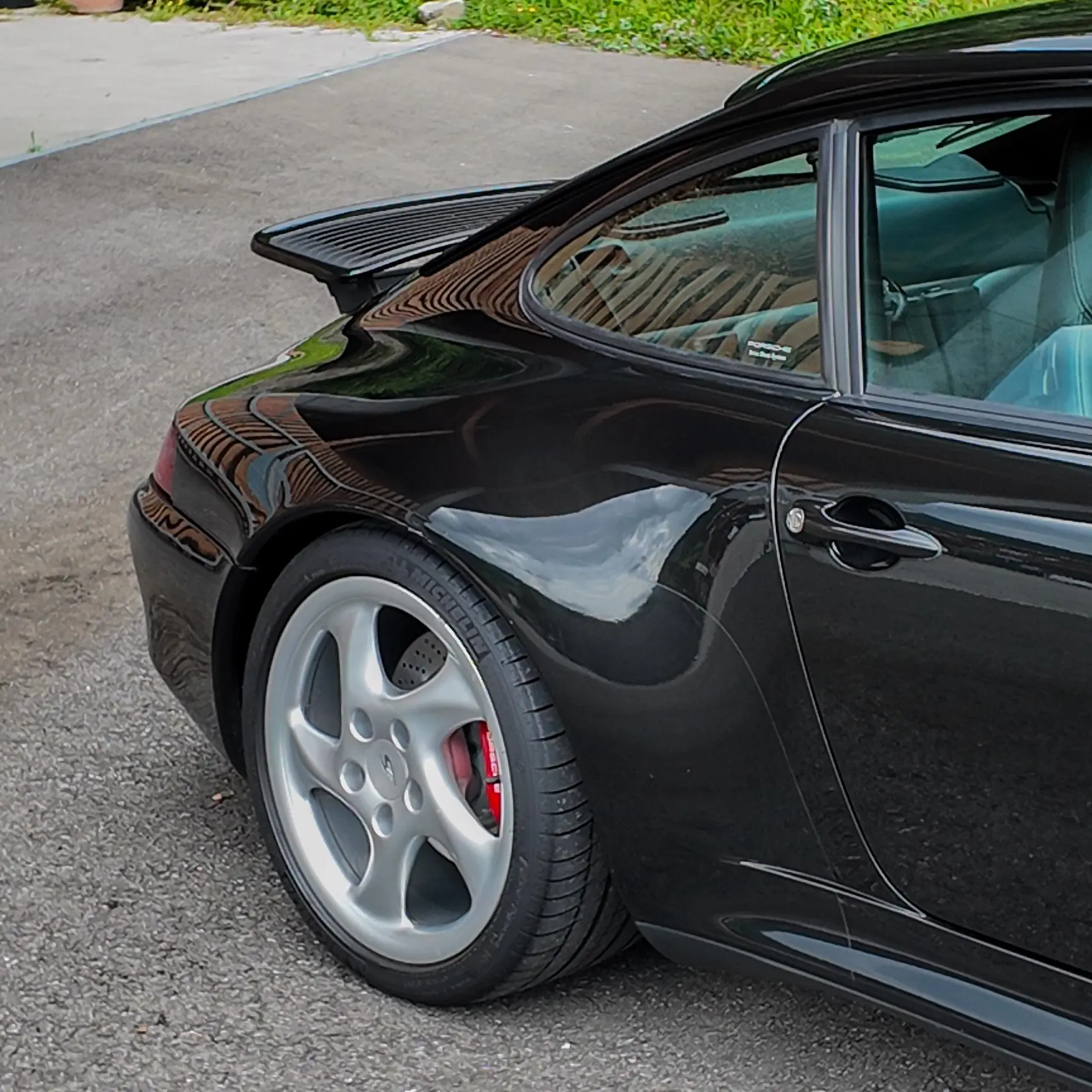 Porsche 911 Carrera 4S 1996 — Légendaire coupé sport, révision moteur 2023 — vista esterna