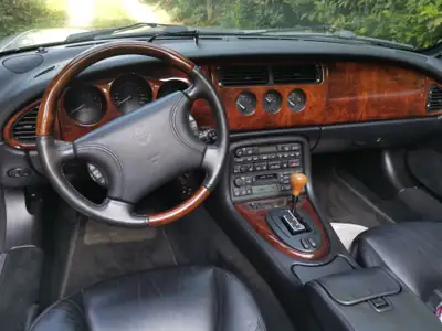 Jaguar XK XKR S/C Convertible 2000 — Roadster anglais d'exception, 363 ch et prestige intemporel — côté