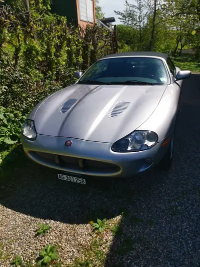 Jaguar XK XKR S/C Convertible 2000 — Roadster anglais d'exception, 363 ch et prestige intemporel — Miniature 8
