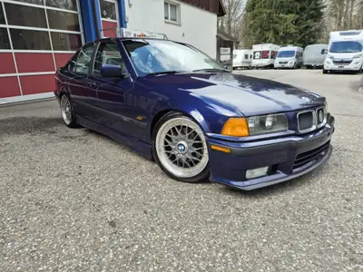BMW 328i 1995 — Berline sportive de référence, 193 ch et transmission manuelle — Heckansicht